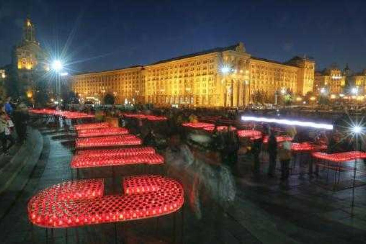 На Майдане зажгли сотни свечей погибшим воинам АТО На Майдане зажгли сотни свечей погибшим воинам АТО