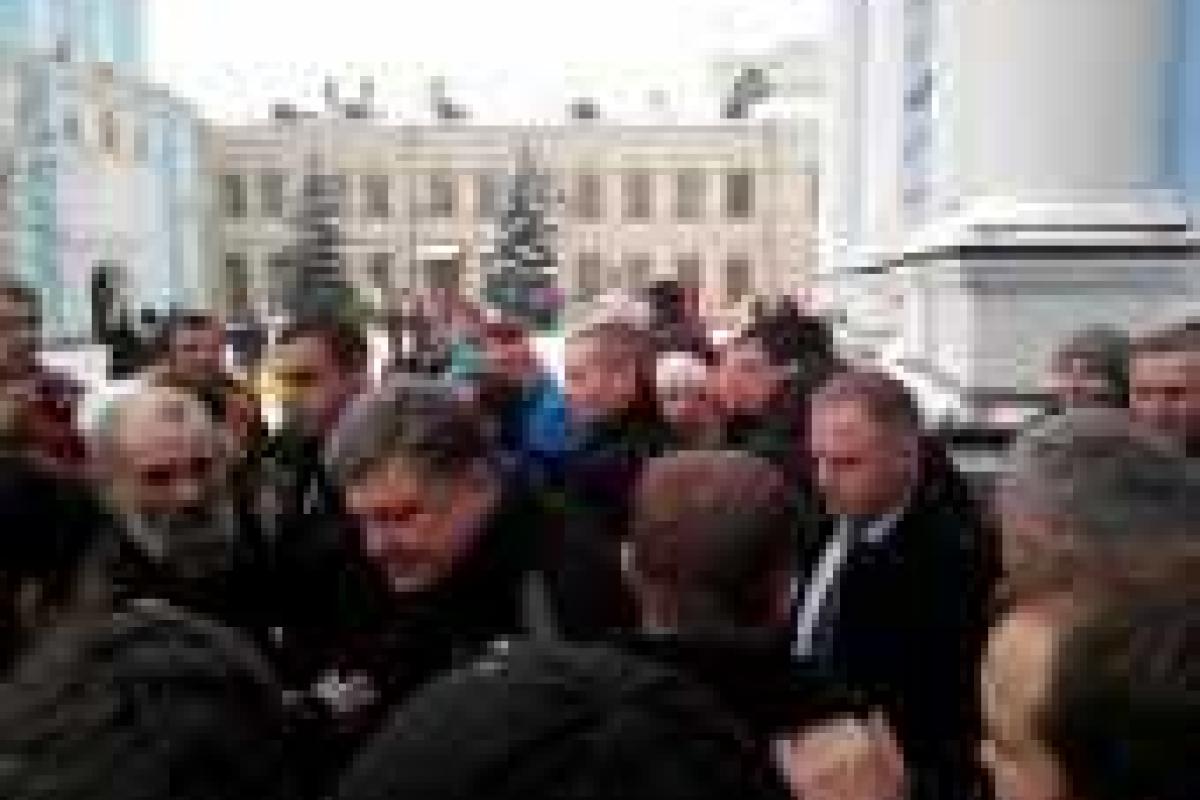 Порошенко два часа молился за Украину в Михайловском соборе Порошенко два часа молился за Украину в Михайловском соборе