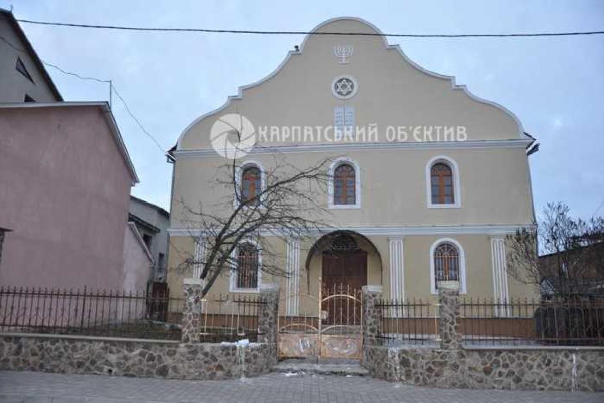В Хусте вандалы поиздевались над синагогой В Хусте вандалы поиздевались над синагогой