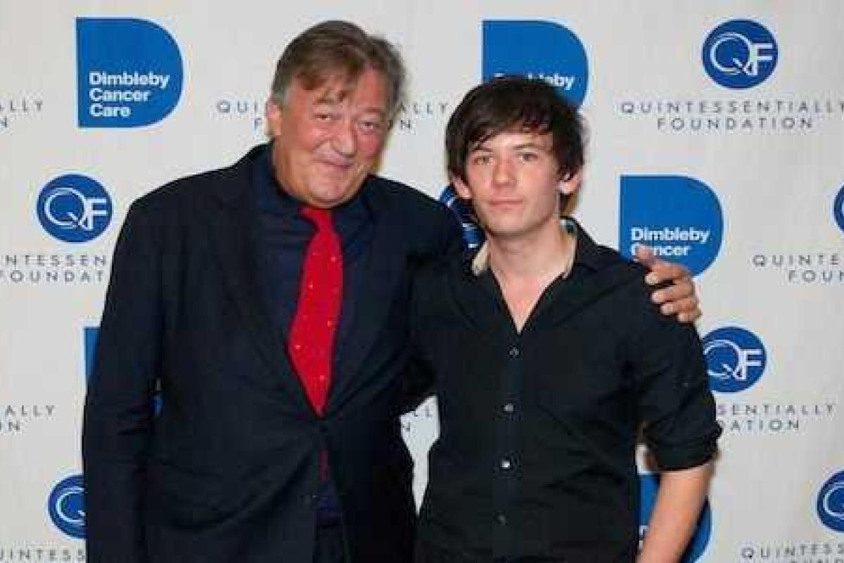 Стивен Фрай заключил брак с молодым комиком Стивен Фрай заключил брак с молодым комиком