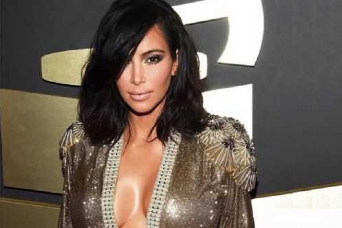 Ким Кардашьян пришла на Grammy в халате на голое тело Ким Кардашьян пришла на Grammy в халате на голое тело
