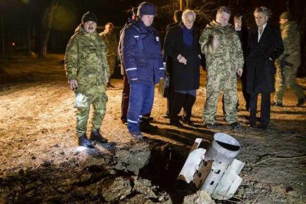 Остатки ракет в Краматорске свидетельствуют, что они российского производства - Порошенко Остатки ракет в Краматорске свидетельствуют, что они российского производства - Порошенко