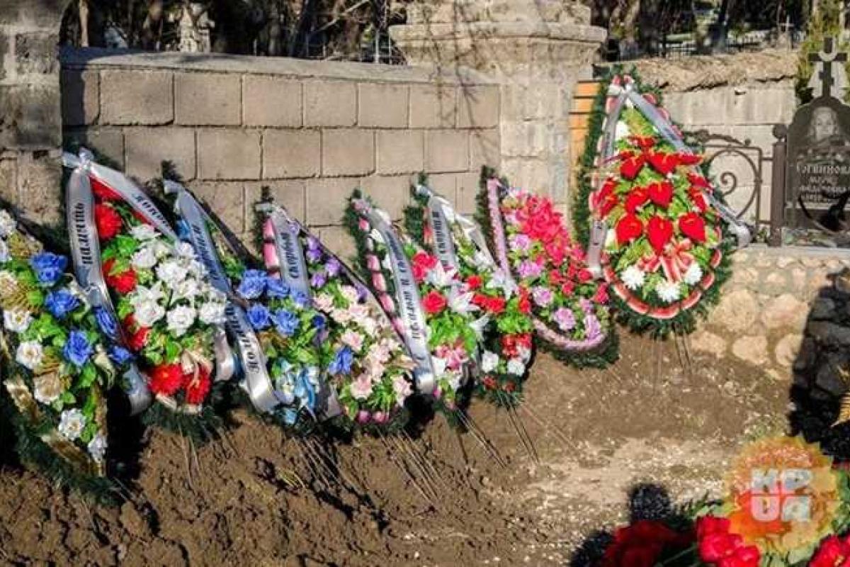Янукович: Похоронили брата в Севастополе, потому что мать теперь живет в Крыму Янукович: Похоронили брата в Севастополе, потому что мать теперь живет в Крыму