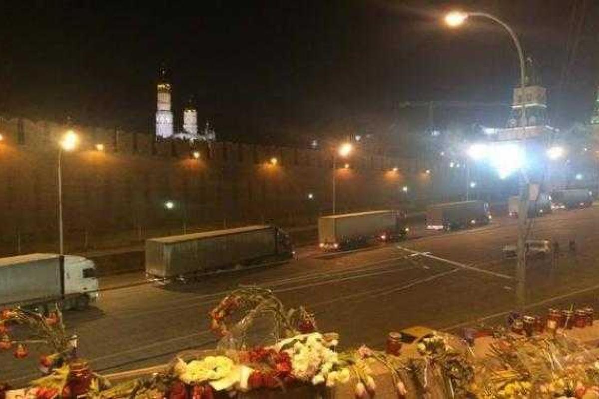 К зданию Кремля в центре Москвы съехались белые грузовики К зданию Кремля в центре Москвы съехались белые грузовики