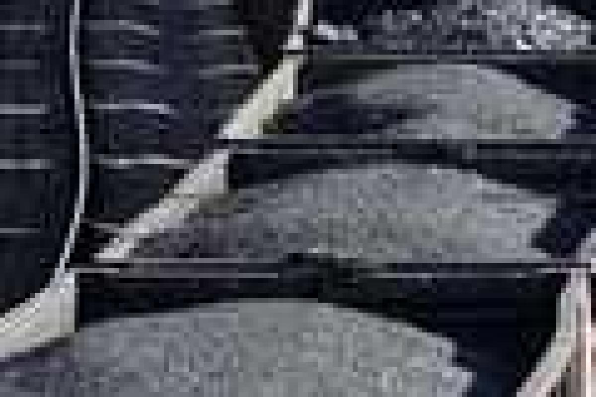 В Луганской области взорвали поезд с углем В Луганской области взорвали поезд с углем
