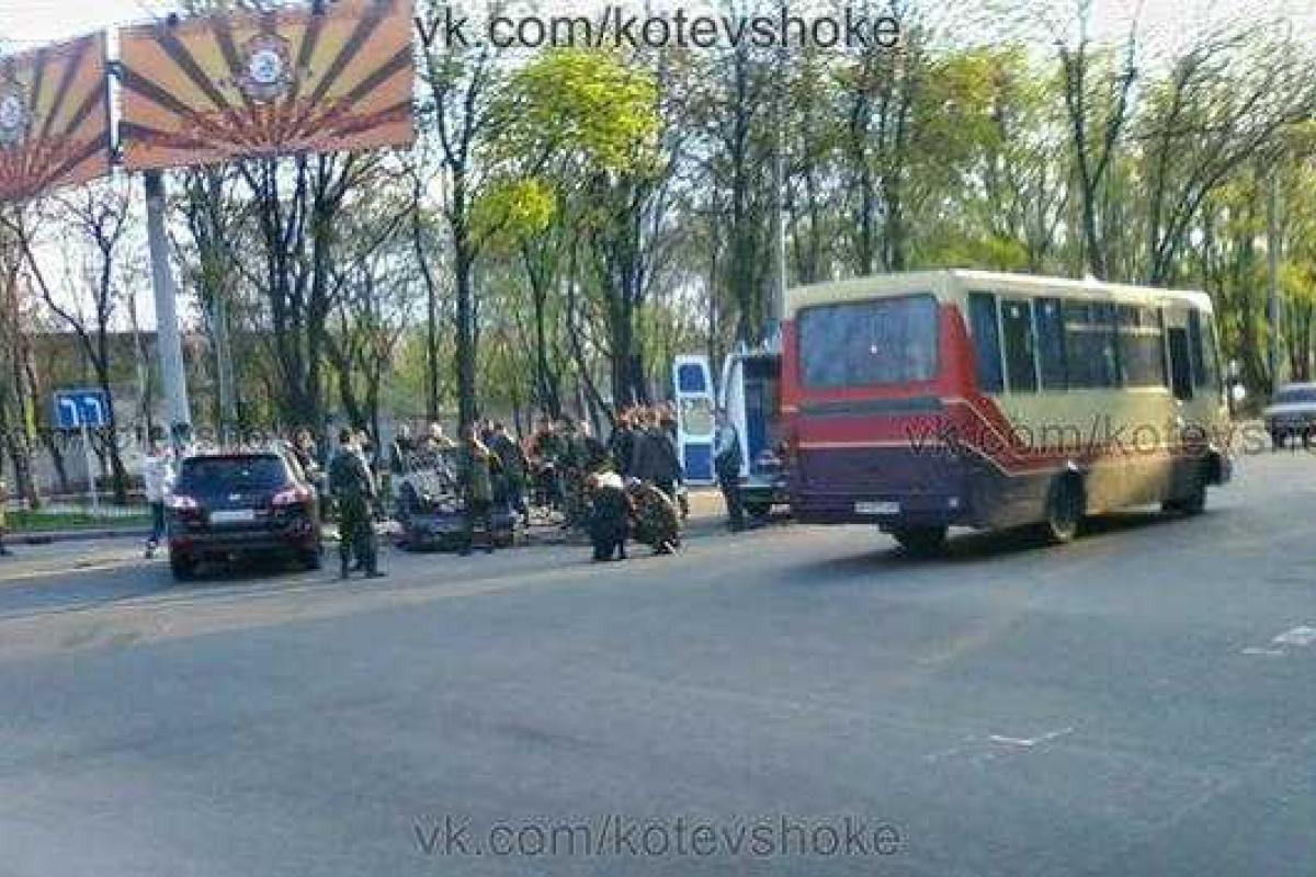 В Донецке пьяный ополченец в ДТП прострелил ногу водителю В Донецке пьяный ополченец в ДТП прострелил ногу водителю