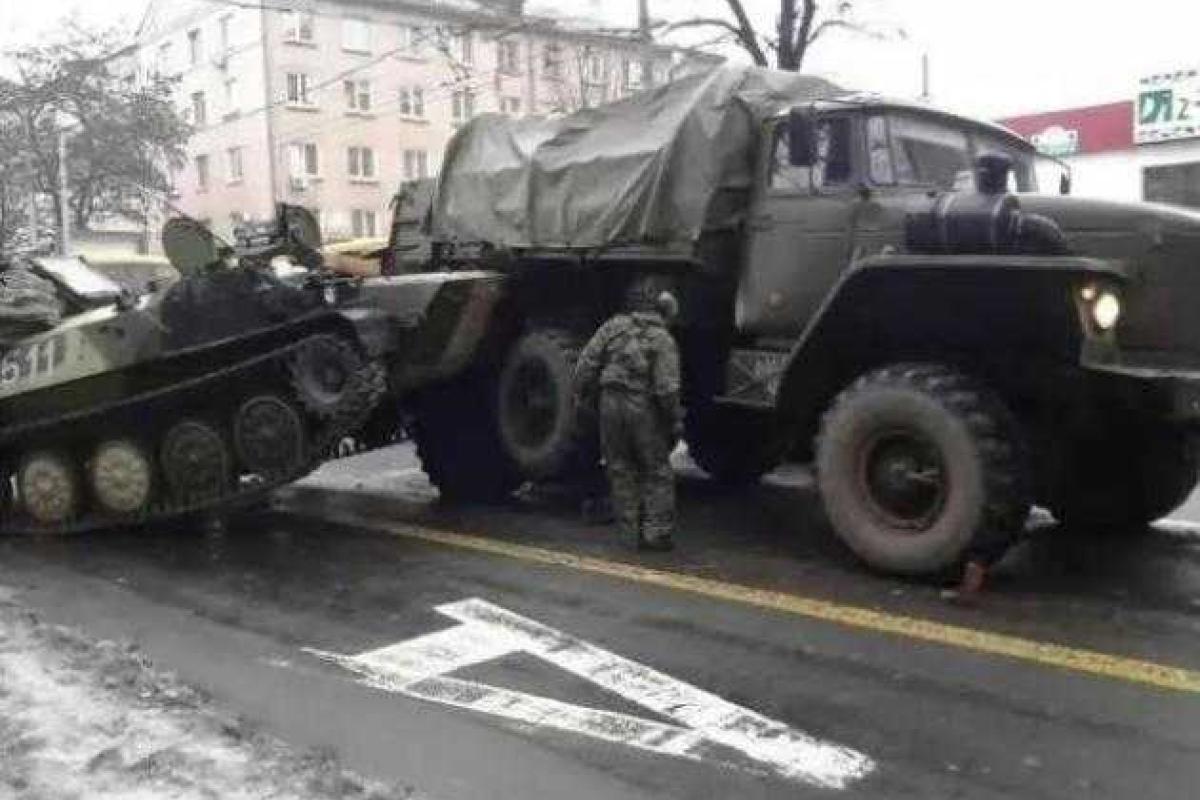 «Урал» боевиков влетел в танк, погибло два человека «Урал» боевиков влетел в танк, погибло два человека
