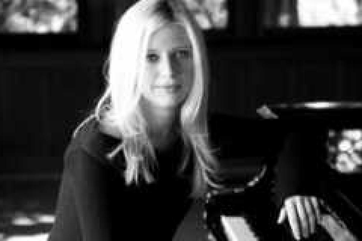 В Торонто уволили пианистку украинского происхождения за пророссийские взгляды В Торонто уволили пианистку украинского происхождения за пророссийские взгляды