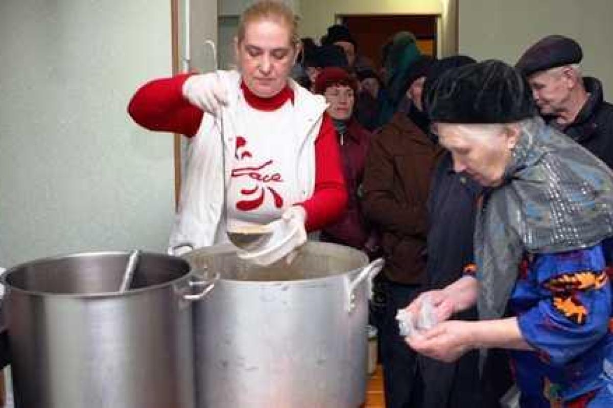В Донецке работает гуманитарная столовая. Адрес В Донецке работает гуманитарная столовая. Адрес