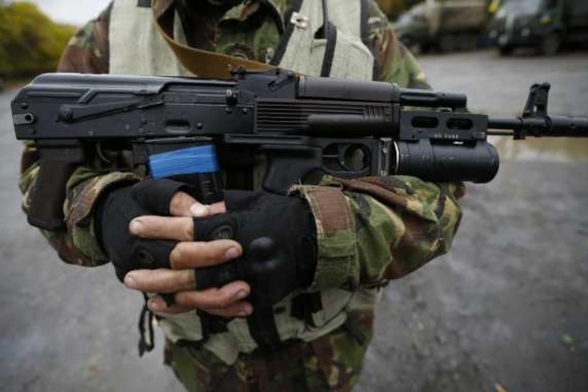 Местным жителям ДНР боевики разрешили иметь боевое оружие Местным жителям ДНР боевики разрешили иметь боевое оружие