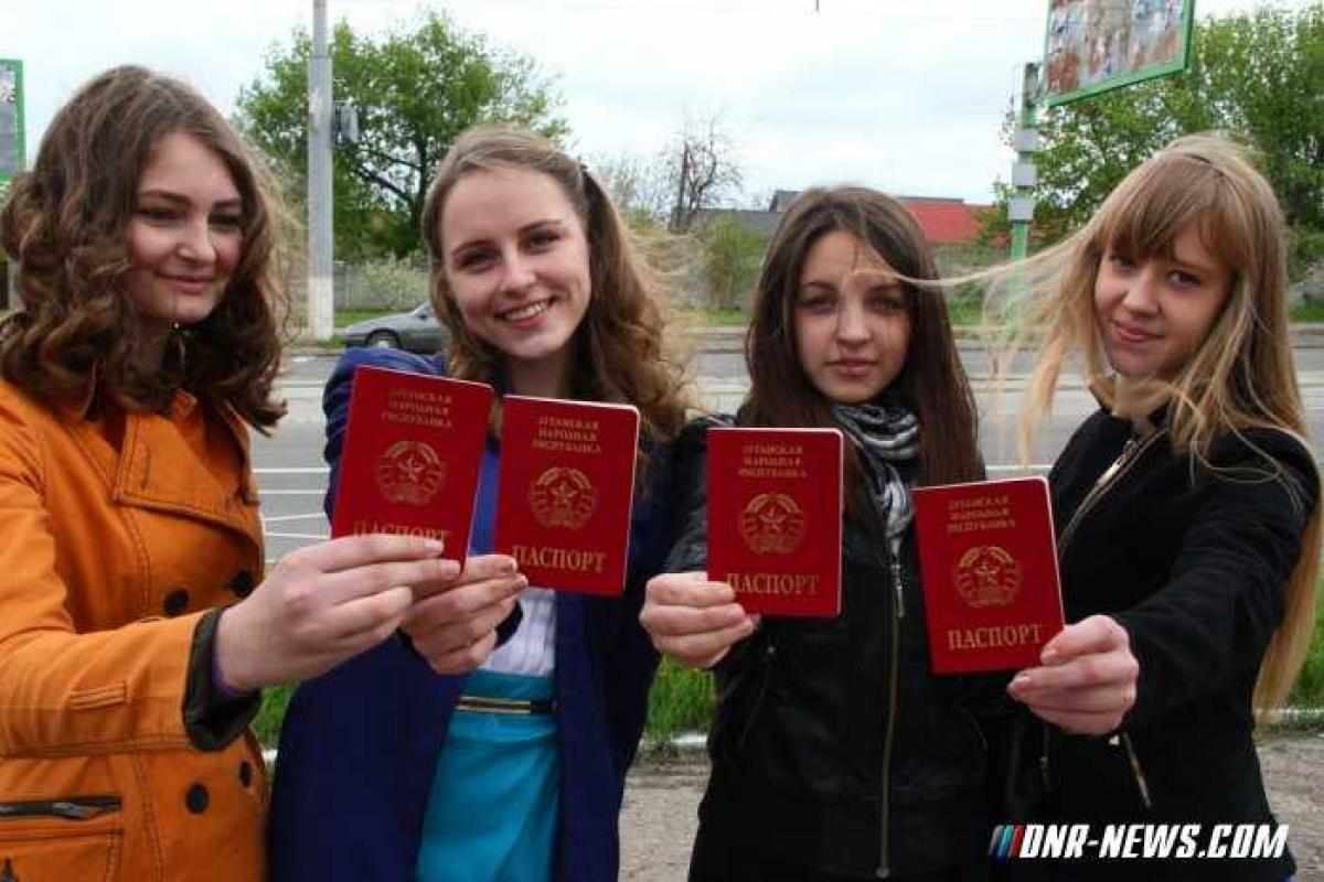 Жители ЛНР начали получать паспорта граждан Республики