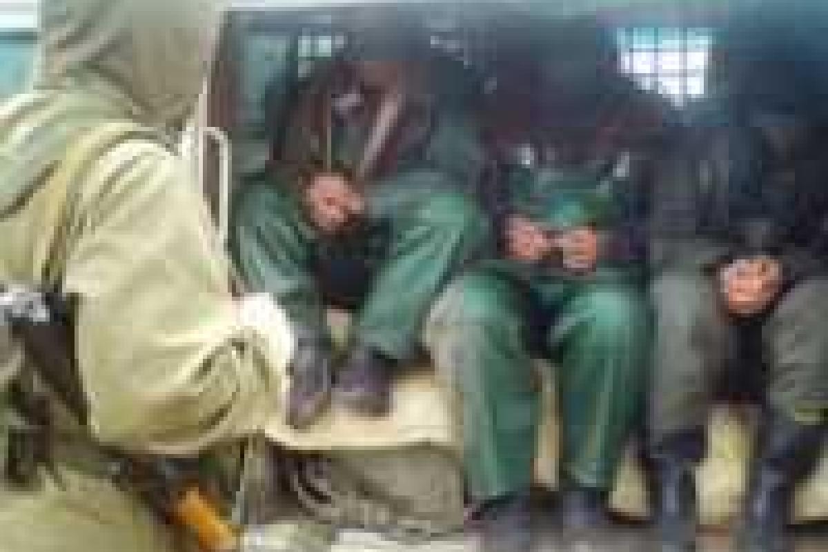 Самооборона жалуются ополченцам на рыбных браконьеров в Горловке Самооборона жалуются ополченцам на рыбных браконьеров в Горловке