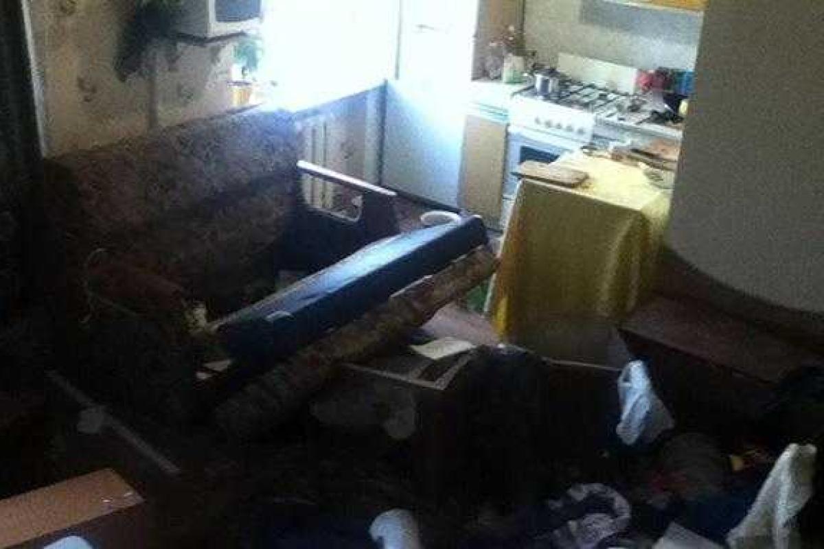 Донецкие ополченцы громят квартиры местных жителей Донецкие ополченцы громят квартиры местных жителей