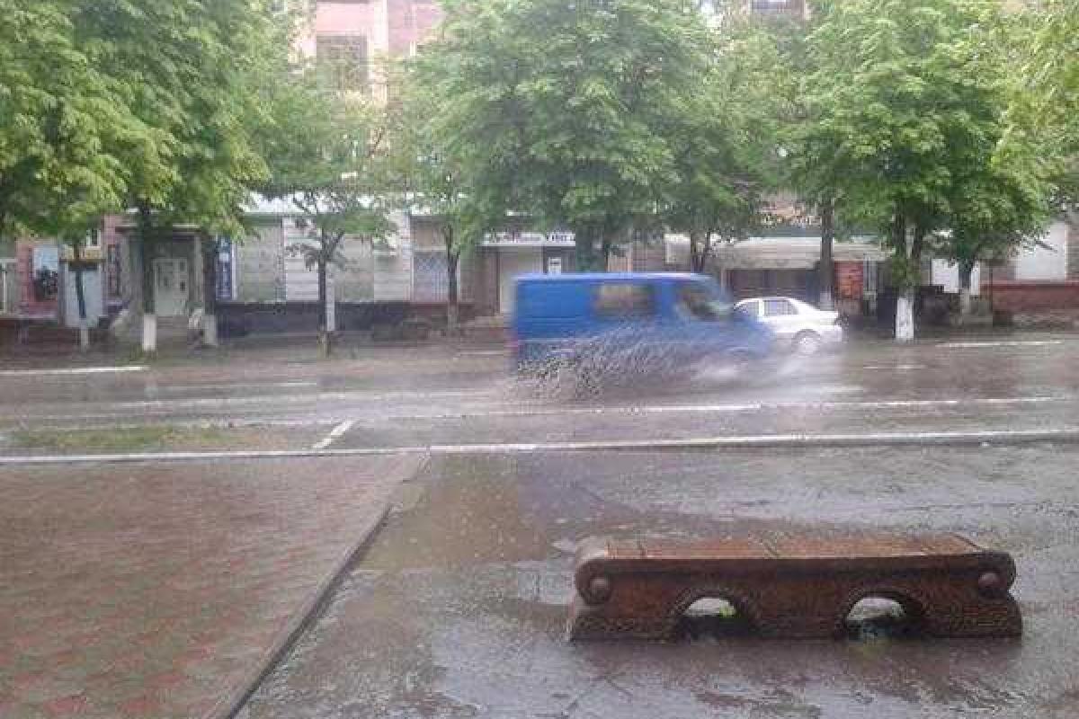 В Горловке канализация не справилась с потоком дождевой воды В Горловке канализация не справилась с потоком дождевой воды