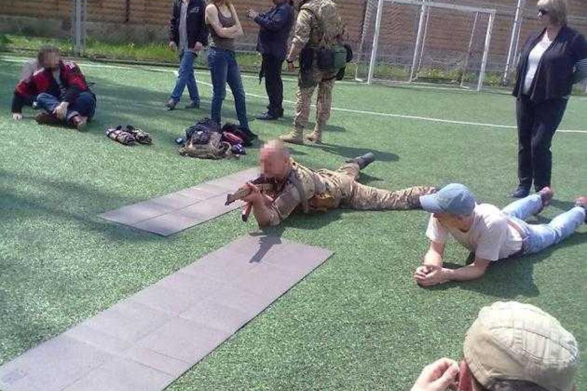 Батальон «Святая Мария» учит житель Артемовска защищаться 