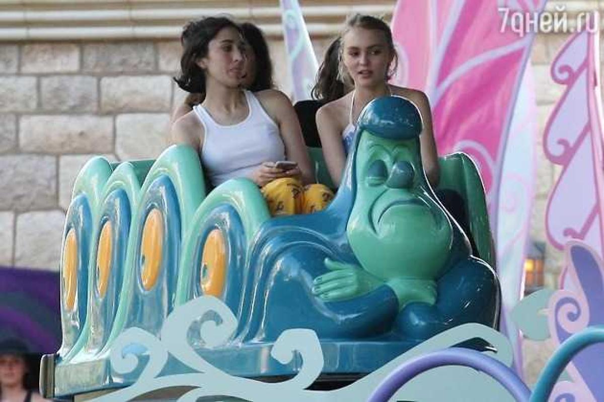 Как отметила свое 16-летие дочь Джонни Деппа и Ванессы Паради Как отметила свое 16-летие дочь Джонни Деппа и Ванессы Паради