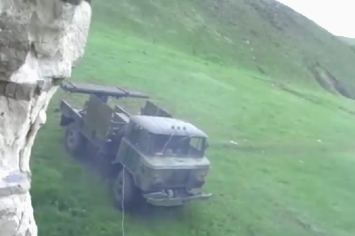 В Интернет попало видео, как террористы испытывают новые "Грады" В Интернет попало видео, как террористы испытывают новые "Грады"