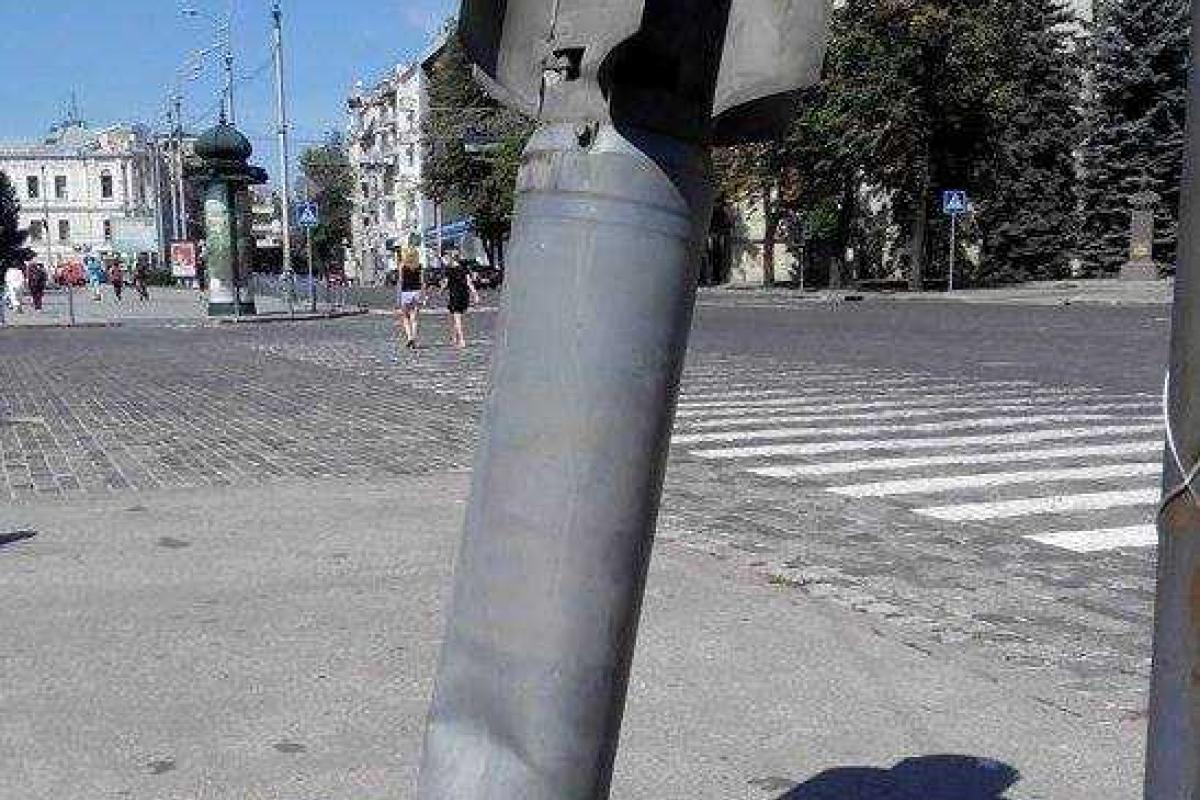 В центре Харькова волонтеры установили снаряд от "Смерч"