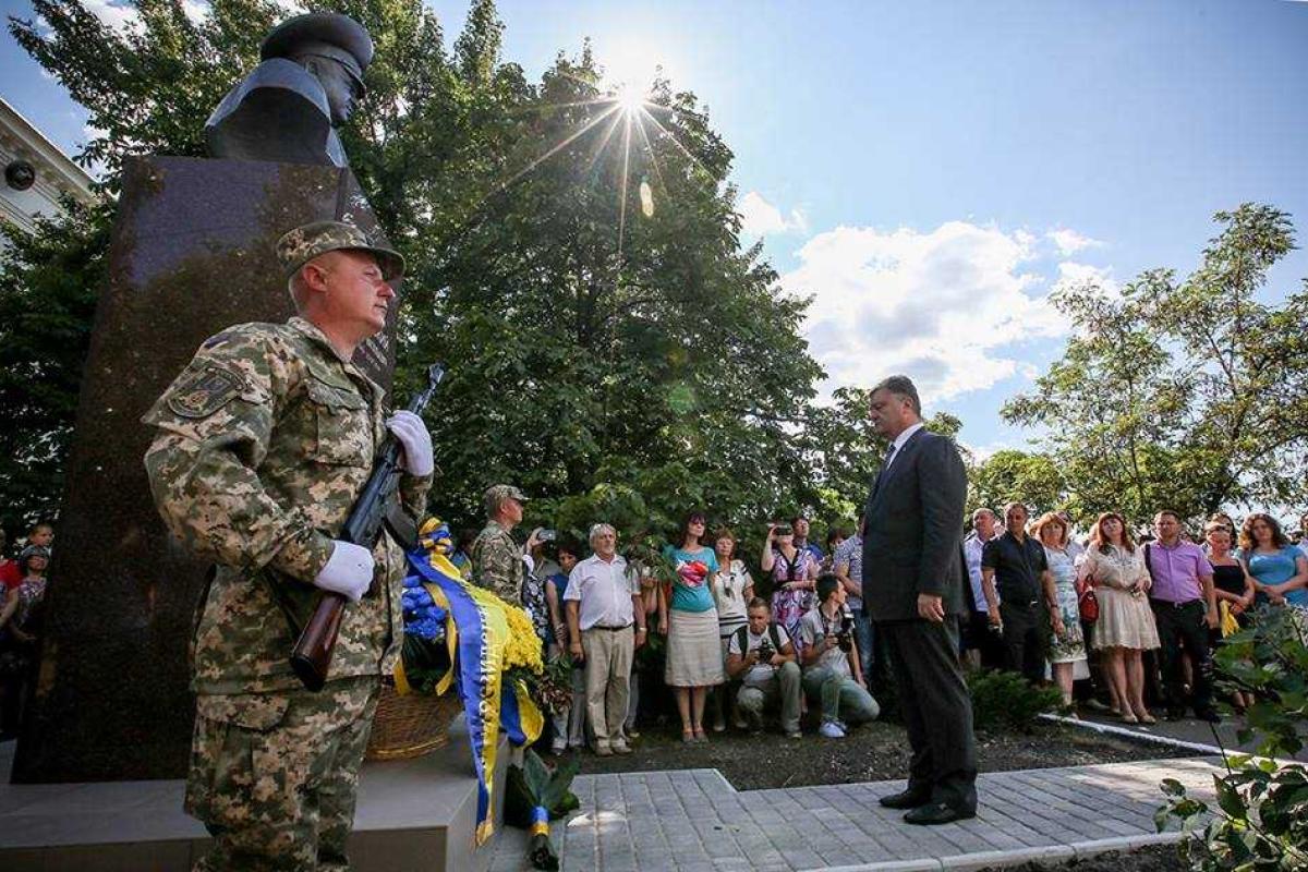 Петр Порошенко торжественно открыл памятник Александру Радиевскому Петр Порошенко торжественно открыл памятник Александру Радиевскому
