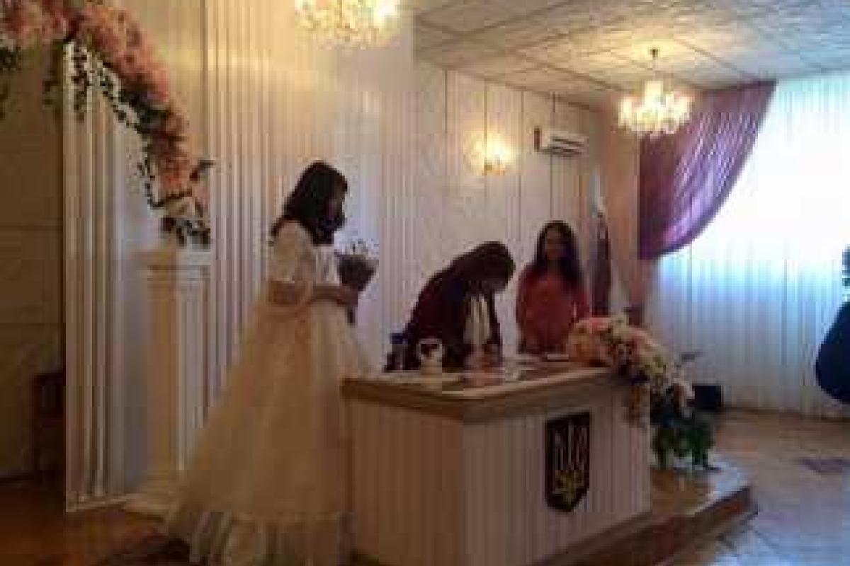 В Киеве прошла первая нетрадиционная свадьба транссексуала и лесбиянки