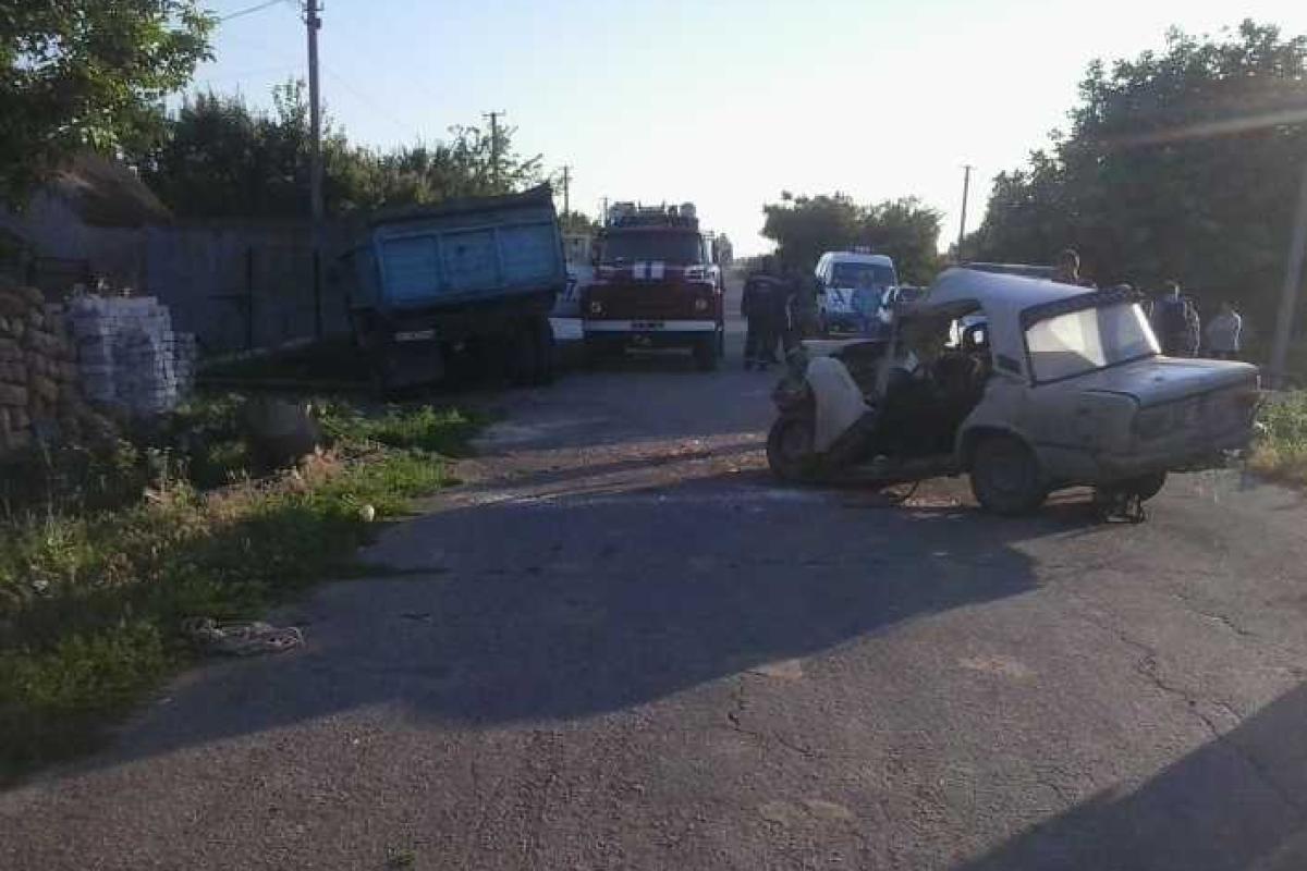 В Геническе водитель ВАЗа на полной скорости влетел в ЗИЛ