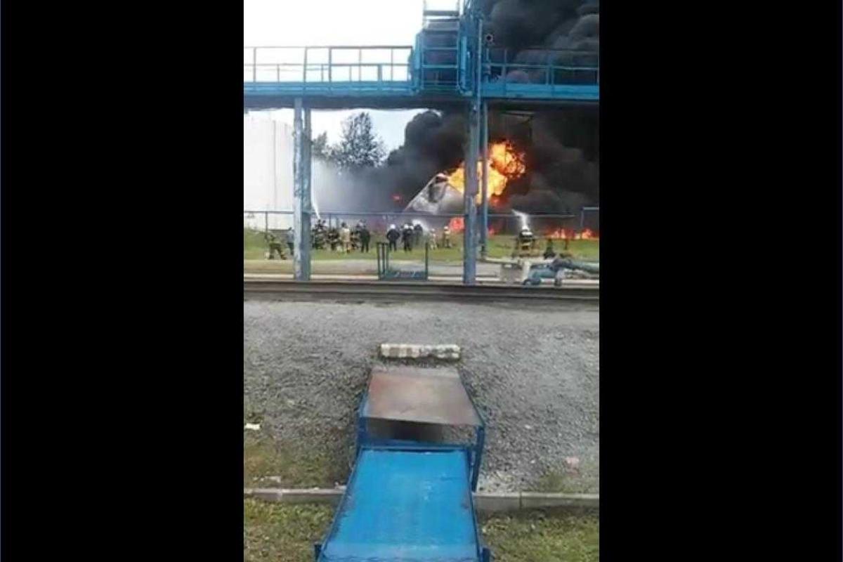 В России горит Нефтебаза на площади 400 квадратных метров В России горит Нефтебаза на площади 400 квадратных метров
