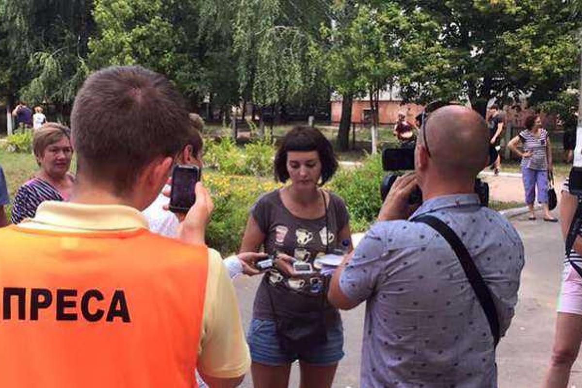 Выборы в Чернигове: депутат избил сотрудницу экзит-полов Выборы в Чернигове: депутат избил сотрудницу экзит-полов