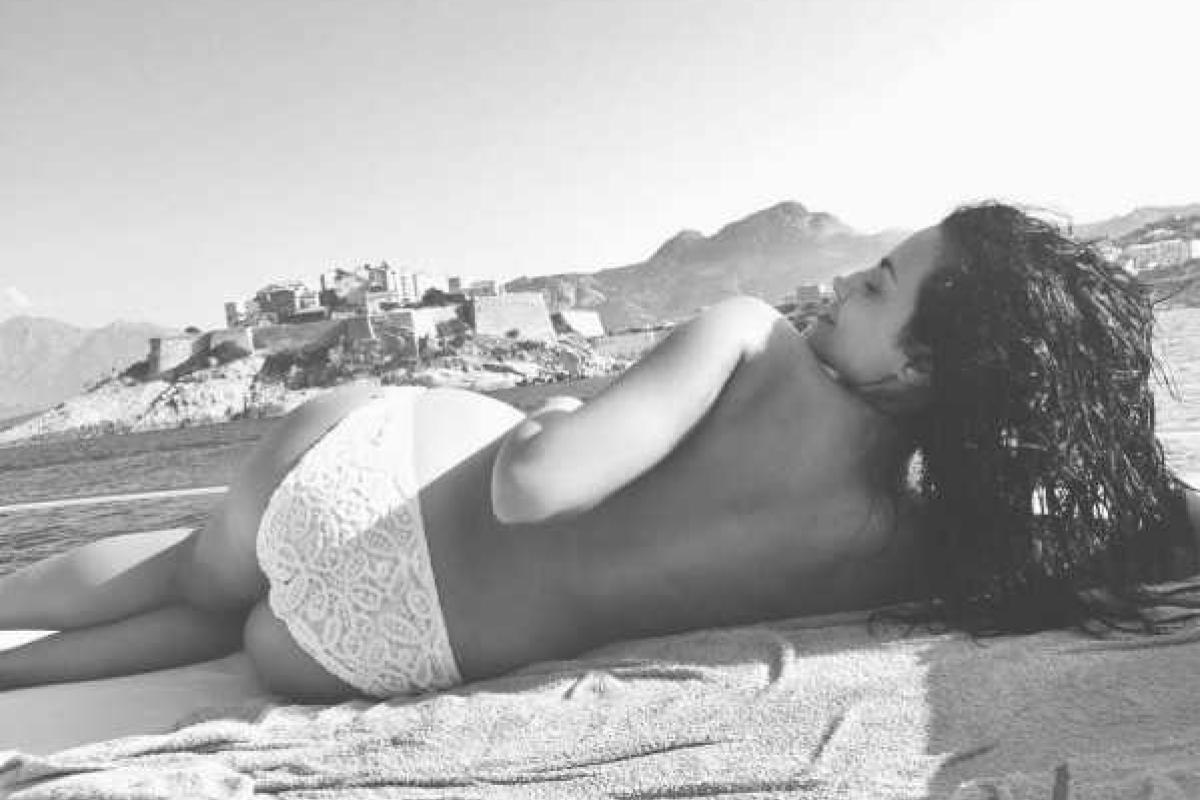 Настя Каменских "разошлась": то без лифа на пляже, то в коротких шортах Настя Каменских "разошлась": то без лифа на пляже, то в коротких шортах