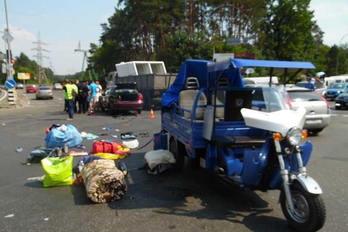 В Киеве в ДТП постадало двое пожилых людей на мотоцикле