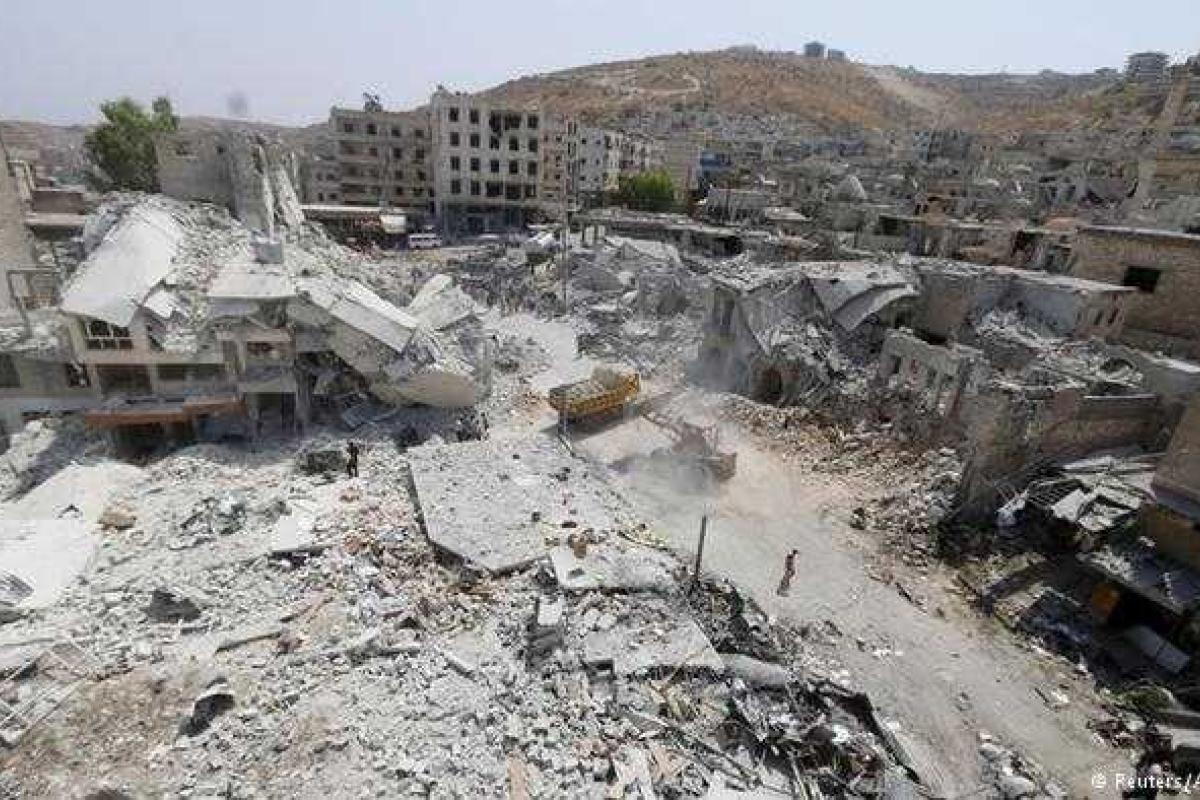 В Сирии военный самолет рухнул на городской рынок В Сирии военный самолет рухнул на городской рынок