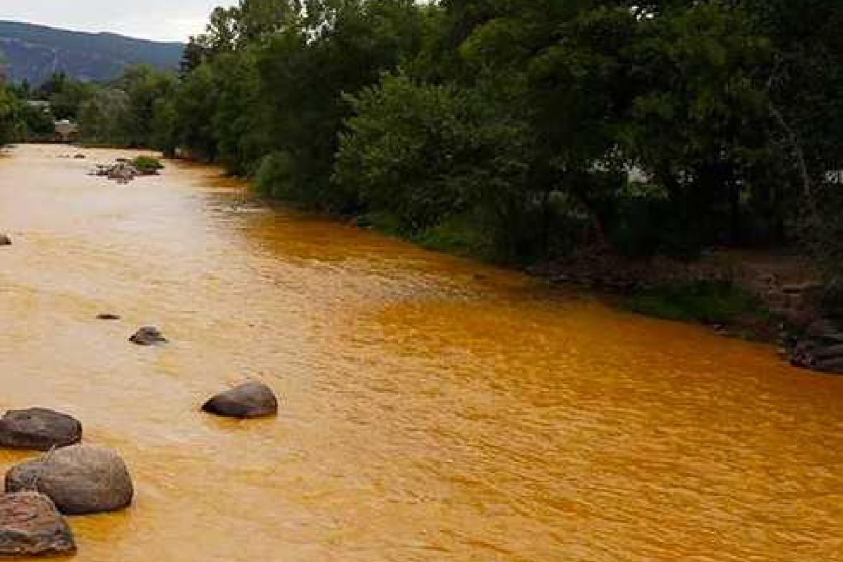В Колорадо "поржавела" река