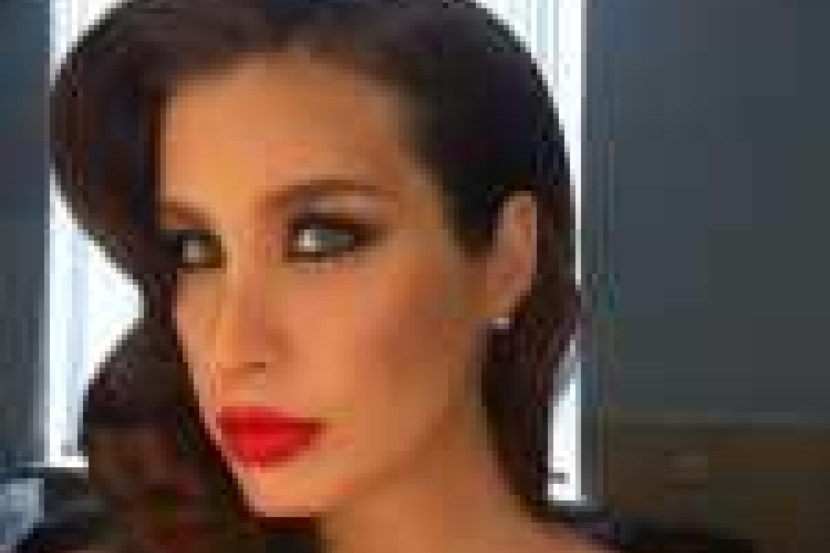 Модница Кэти Топурия поразила своей стройностью Модница Кэти Топурия поразила своей стройностью