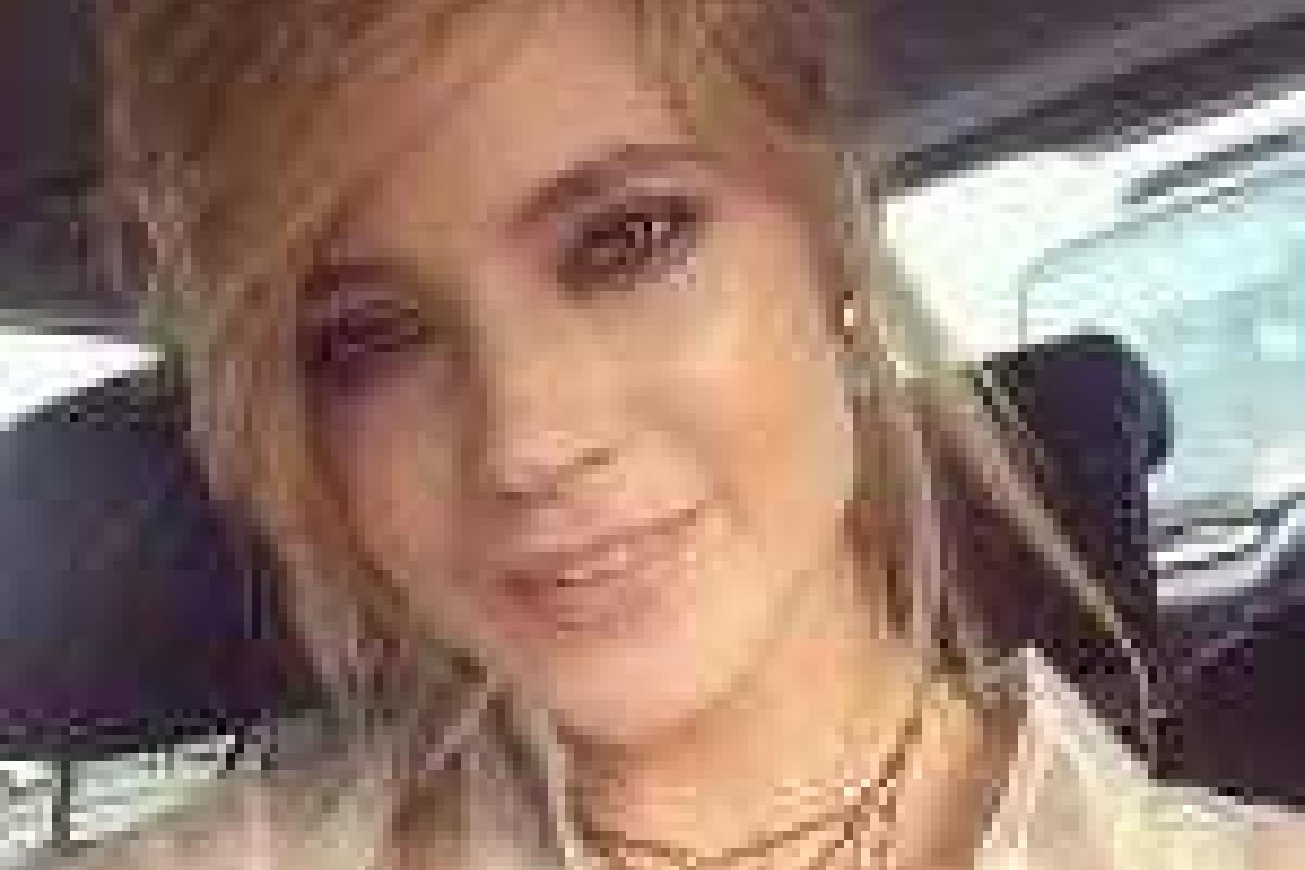 Глюкоза в откровенном купальнике засветила грудь на пляже Глюкоза в откровенном купальнике засветила грудь на пляже