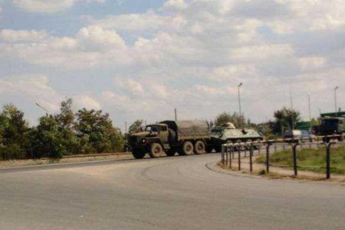 Очевидцы сняли, как российские войска перебрасывают военную технику из Крыма Очевидцы сняли, как российские войска перебрасывают военную технику из Крыма