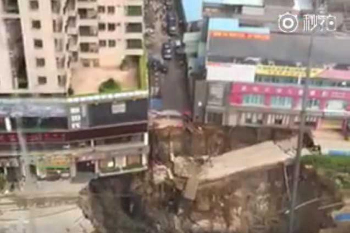 В Китае станция метро провалилась под землю В Китае станция метро провалилась под землю