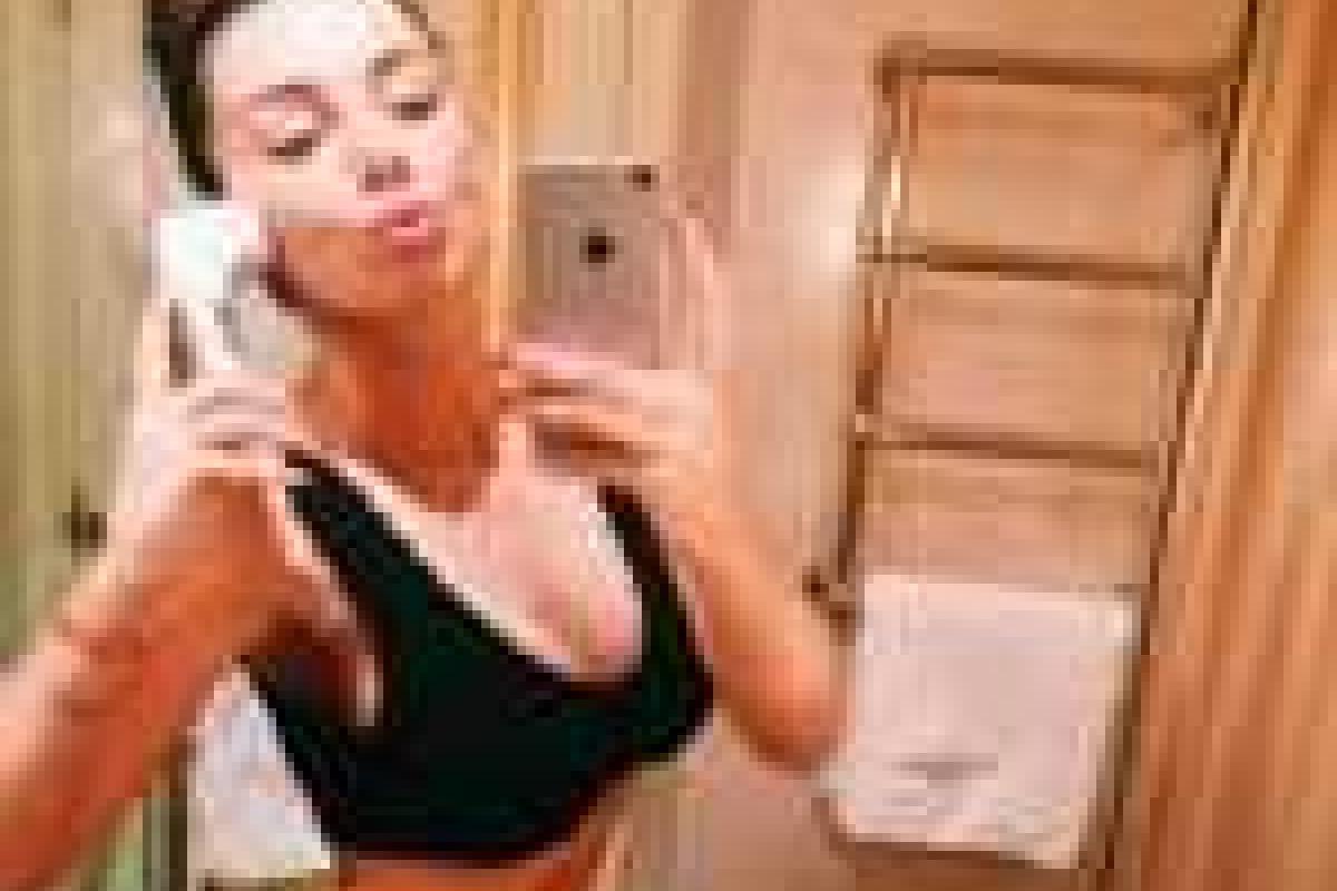 Анна Седокова похвасталась роскошным бюстом Анна Седокова похвасталась роскошным бюстом