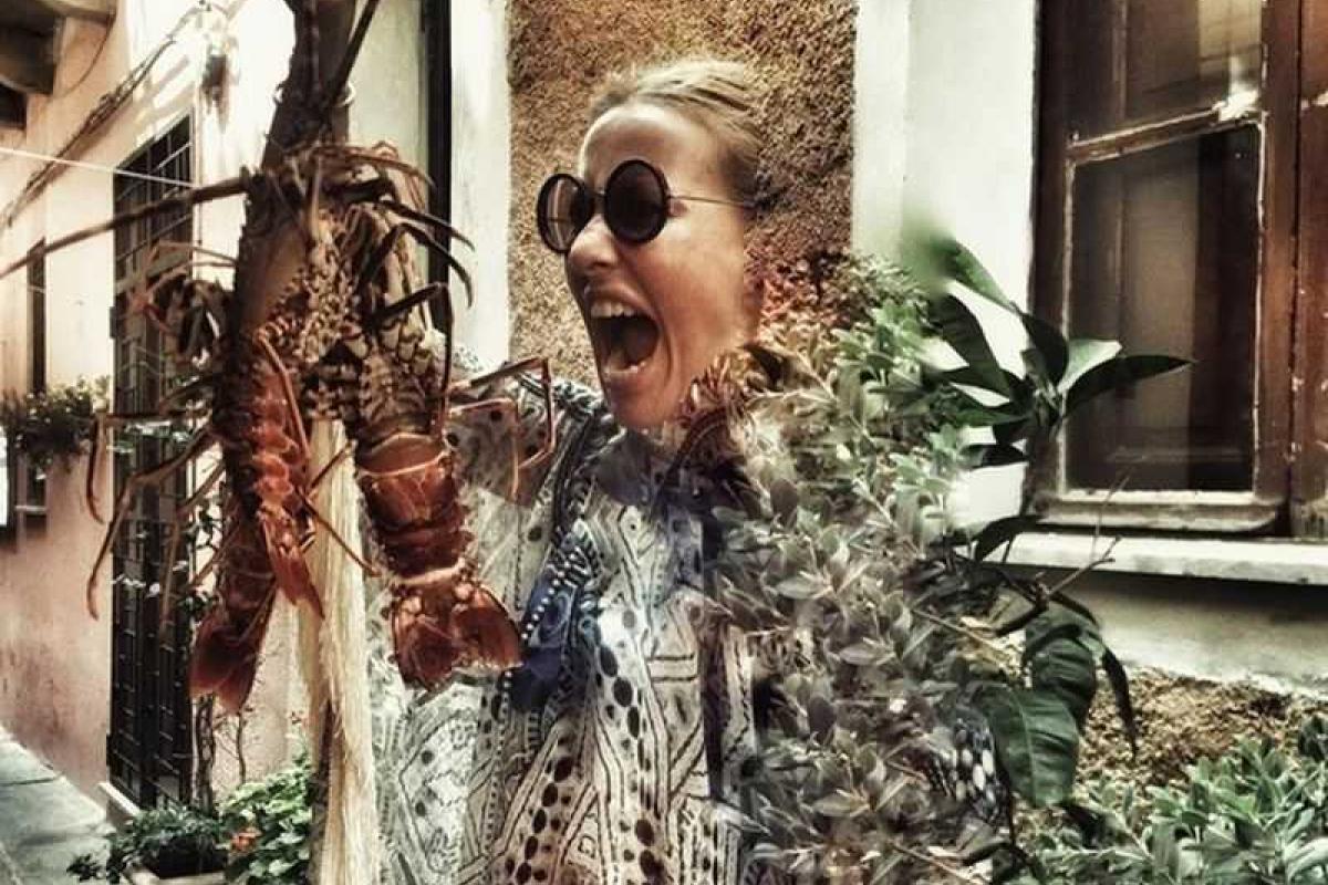 Ксения Собчак высмеяла властей РФ "санкционными частушками" Ксения Собчак высмеяла властей РФ "санкционными частушками"