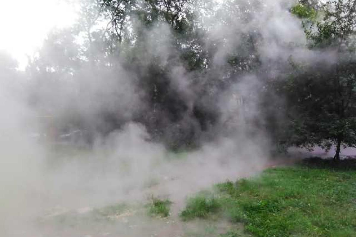 В Екатеринбурге прорвало трубу, кипяток бил фонтаном на детскую площадку В Екатеринбурге прорвало трубу, кипяток бил фонтаном на детскую площадку