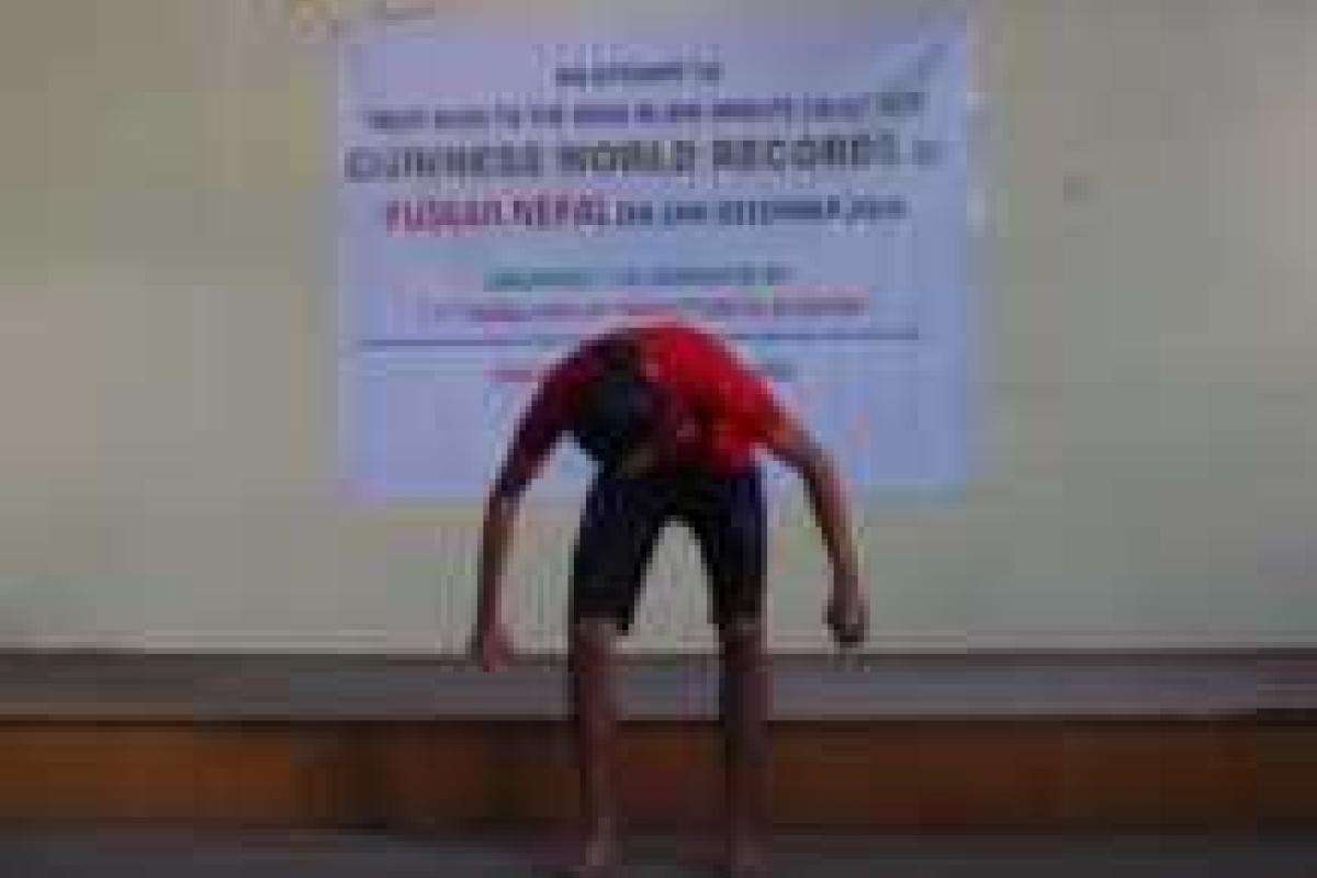 В Непале парень избил себя ногами ради мирового рекорда В Непале парень избил себя ногами ради мирового рекорда