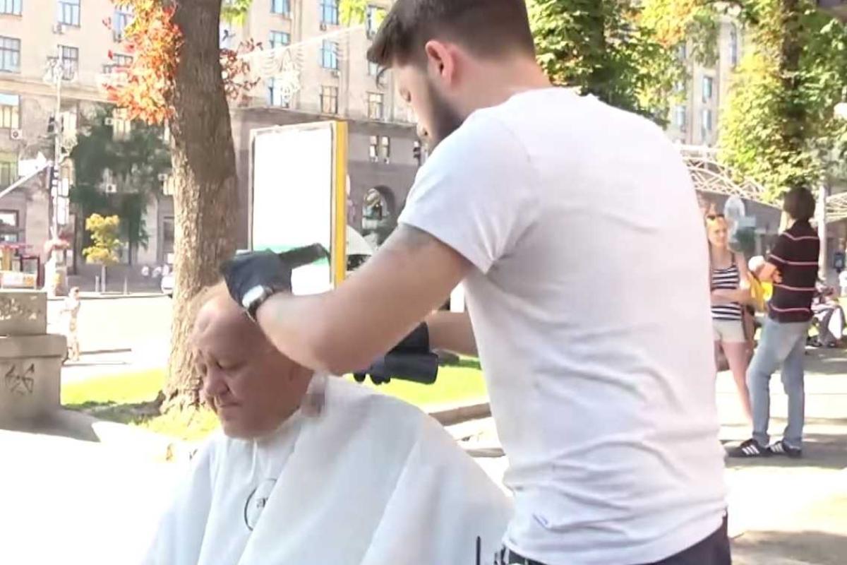 Успешный киевский стилист стрижет бесплатно стариков и нищих на Крещатике
