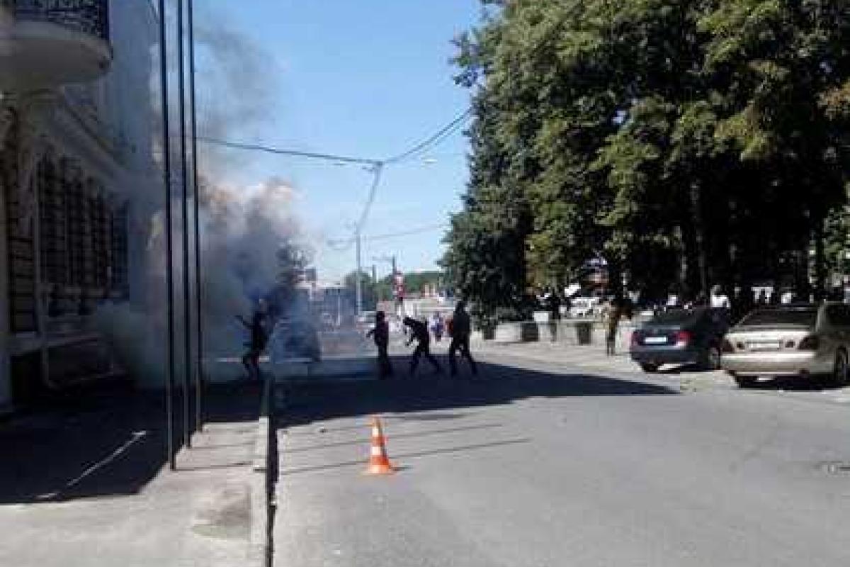 В Харькове молодые люди с криками «Слава Украине!» обстреляли офис «Оппозиционного блока»