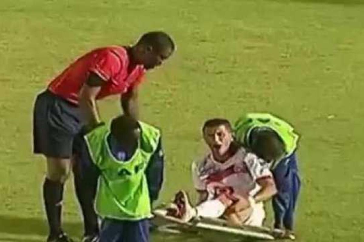 В сети опубликовано видео, как во время матча медики уронили с носилок игрока
