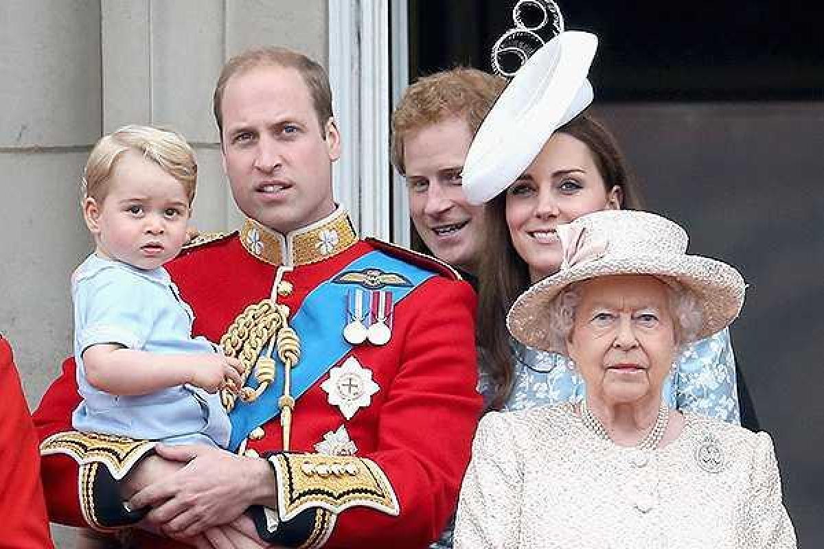 Британская королевская семья обеспокоена: маленький принц Джордж стал мишенью Британская королевская семья обеспокоена: маленький принц Джордж стал мишенью