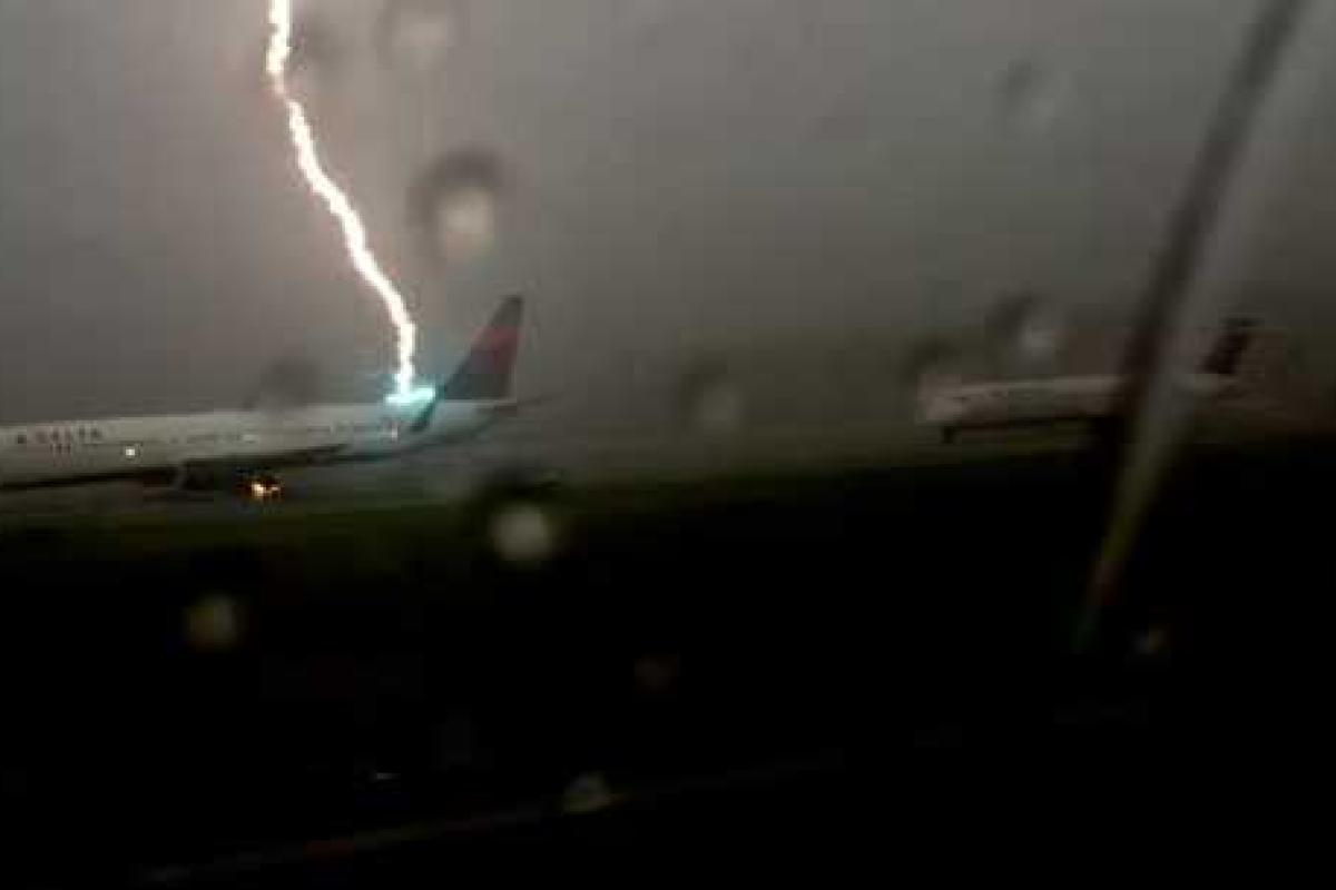 В аэропорту Атланты пассажир снял на видео удар молнии по самолету В аэропорту Атланты пассажир снял на видео удар молнии по самолету