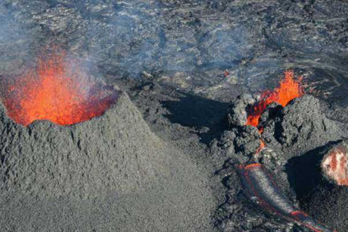 Извержение вулкана Питон-де-ла-Фурнез в Индийском океане