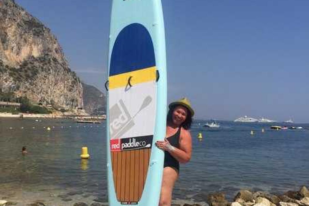 65-летняя Надежда Бабкина занялась серфингом