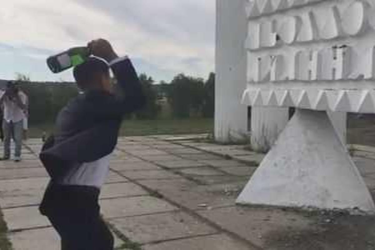 В сети появилось видео, как монумент отомстил жениху, бросившему в него бутылку В сети появилось видео, как монумент отомстил жениху, бросившему в него бутылку