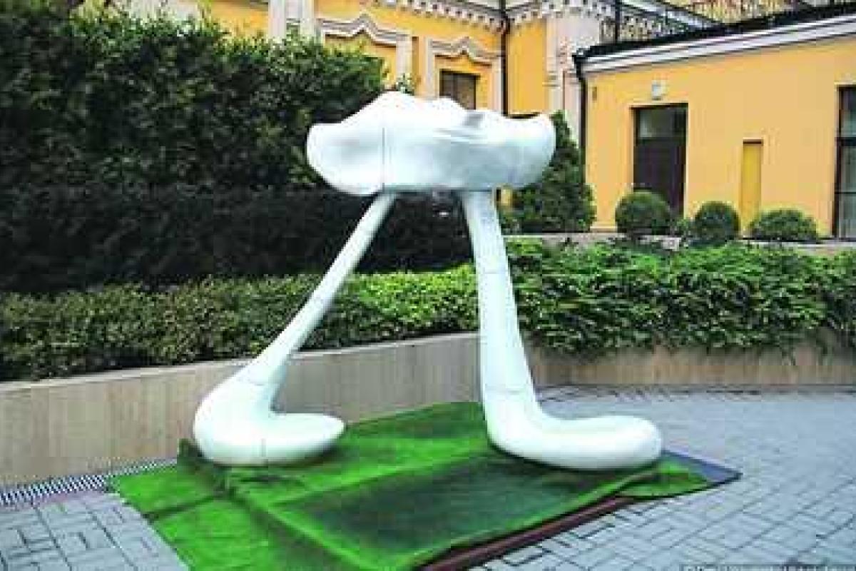 В Киеве появилось двухметровое «шагающее облако» В Киеве появилось двухметровое «шагающее облако»