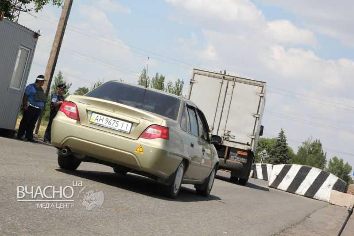 В Красноармейске со стороны Донецка поставили блокпост В Красноармейске со стороны Донецка поставили блокпост