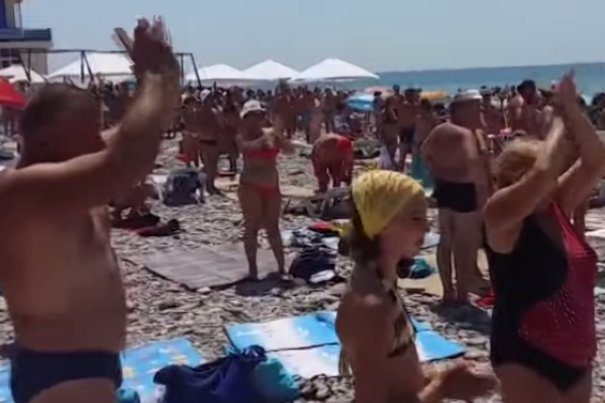 В Сочи туристов "дрессируют" гимном РФ В Сочи туристов "дрессируют" гимном РФ